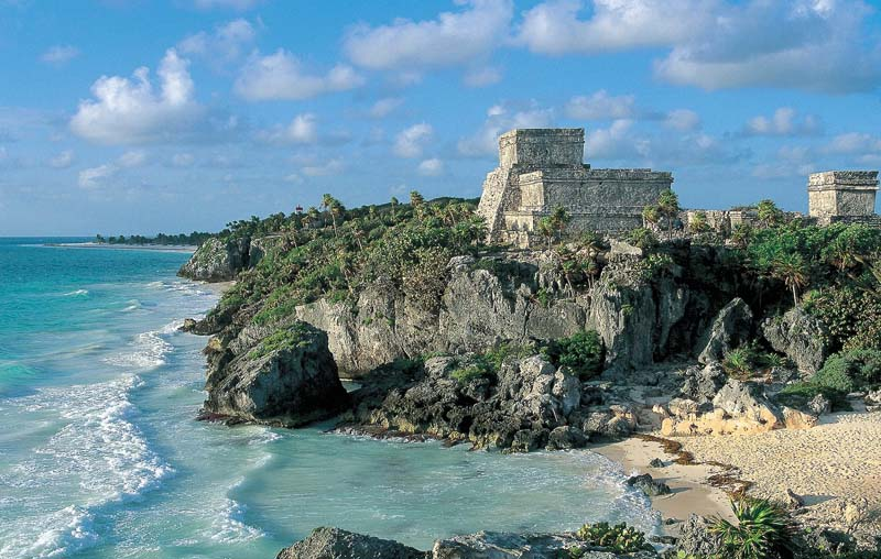 Ruinas mayas frente al mar en Tulum